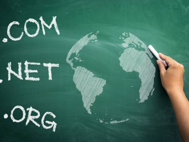 Porównanie cen domen .pl i .eu u polskich operatorów – zestawienie rejestracji i odnowień